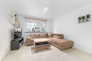 <p><span>VERKOCHT! COMPROMIS iN OPMAAK! Naast de Wondelgemse Meersen vind u de bruisende wijk '</span><span>De Muide</span><span>'. Hier bent u omringd door verschillende winkels, horeca zaken en recreatie punten op wandelafstand. In de recente </span><span>residentie van 2009</span><span> kan u het goed onderhouden duplex appartement terugvinden met een bewoonbare oppervlakte </span><span>104 m²</span><span>. Op de gelijkvloerse verdieping is een lichtrijke woonkamer met rechtstreekse toegang tot de tuin. De half-open keuken is voorzien van een oven, microgolf, vaatwasser, enkele spoelbak, inductiekookplaat en dampkap. Naast de volledig geïnstalleerde keuken vindt u de technische berging met aansluiting voor wasmachine / droogkast en extra bergingsruimte. Op het gelijkvloers is verder nog een inkomhal met gasten toilet. Op de eerste verdieping zijn </span><span>drie slaapkamers</span><span> met een oppervlakte van 9,5 m² ; 12 m² en 17 m². Via de middelste slaapkamer kan u het terras aan de voorgevel bereiken van 6 m². In de badkamer bevindt zich een dubbele wastafel, een ligbad met douchemogelijkheid en een toilet. </span></p><p><span>Geniet van jouw persoonlijk stukje groen in de aangename oost georiënteerde </span><span>stadstuin van 42 m²</span><span>. Via de tuin heeft u toegang tot het achtergelegen perceel waar de garageboxen van dit complex zijn gevestigd. U heeft de mogelijkheid tot het aankopen van een garagebox voor € 20.000.</span></p><p><span> </span></p><p><span>EPC label B (213 kWh)</span></p><p><span>Renovatieplicht: Nee?</span></p><p><span> </span></p><p><span> </span></p><p><span> </span></p><p><span> </span></p><p><span> </span></p><p><span> </span></p><p><span> </span></p><p><span> </span></p><p><span> </span></p>