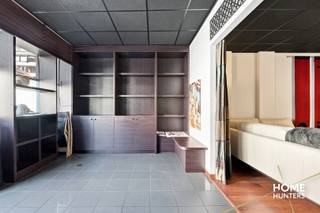Op zoek naar een eigendom waar wonen, werken en ondernemen perfect gecombineerd kunnen worden, of naar een pand dat u volledig naar uw eigen wensen kunt omvormen? Deze veelzijdige handelswoning op een commerciële locatie in Roeselare biedt bijzonder veel mogelijkheden.<br /><br />Het gelijkvloers deed tot op heden dienst als wellness en is momenteel ingericht met twee massageruimtes, een bubbelbad, hammam en sauna. Daarnaast beschikt het over een afzonderlijke bureauruimte en praktische berging met technische installaties. De bestaande wellnessinrichting is echter slechts één van de mogelijke invullingen. Dankzij de beschikbare ruimte en commerciële ligging leent het pand zich uitstekend voor tal van andere handels- of beroepsactiviteiten, zoals een praktijk, kantoor, schoonheids- of kapsalon, showroom, vrij beroep of andere dienstverlening.<br /><br />Wie geen commerciële activiteit wenst uit te oefenen, kan het pand ook vanuit een volledig residentieel perspectief bekijken. Mits de nodige aanpassingen en vergunningen kan het geheel worden omgevormd tot een ruime privéwoning, waarbij het gelijkvloers extra leefruimte, slaapkamers, hobbyruimte, bureau of andere functies kan krijgen.<br /><br />Op de verdieping bevindt zich het huidige woongedeelte met een aangename leefkeuken en slaapkamer. Via een vaste trap bereikt u de ruime zolderverdieping, waar de mogelijkheid bestaat om nog twee bijkomende kamers te creëren.<br /><br />Een extra troef is de private parkeergelegenheid voor 4 à 5 wagens, ideaal voor klanten of medewerkers, maar evenzeer een grote meerwaarde bij volledig privégebruik.<br /><br />De grote sterkte van deze eigendom is dan ook haar flexibiliteit: de bestaande wellness verderzetten, een volledig nieuwe handelsactiviteit starten, wonen en werken onder één dak combineren of het geheel omvormen tot een ruime gezinswoning. Eén pand, tal van mogelijkheden en vooral heel wat potentieel voor de toekomst.<br /><br />Benieuwd naar deze veelzijdige eigendom? Neem contact op voor meer informatie of een bezoek ter plaatse en ontdek zelf alle mogelijkheden die dit pand te bieden heeft.