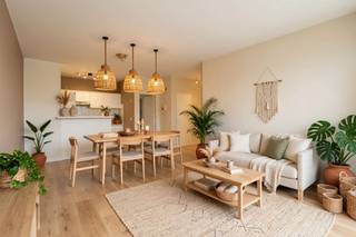 <p>Dans un petit immeuble bien entretenu se trouve cet agréable appartement à l'agencement bien pensé et pratique.</p><p>Le séjour spacieux avec cuisine ouverte bénéficie d'une lumière naturelle abondante grâce aux grandes fenêtres, ce qui lui confère une sensation d'ouverture et d'aération. L'orientation ensoleillée le rend encore plus agréable tout au long de la journée.</p><p>En outre, l'appartement dispose d'une salle de bains spacieuse et bien entretenue et d'un agencement fonctionnel qui permet une utilisation optimale de l'espace disponible.</p><p>L'immeuble est calme et bien entretenu, et n'est pas géré par un syndicat, ce qui assure une gestion facile et pratique.</p><p>Un appartement idéal pour ceux qui recherchent la lumière, le confort et un cadre de vie pratique.</p>