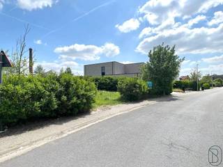 Residentieel gelegen mooie BOUWGROND voor VILLA. Reeds omheind en deels aangelegde TUIN. Moderne VILLA mogelijk. Geen bouwverplichting.