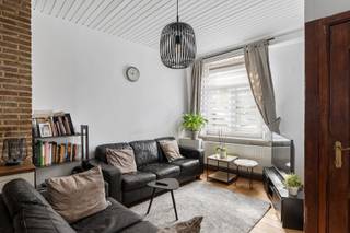 Deze charmante gezinswoning, die nog renovatie vraagt, bevindt zich op wandelafstand van scholen, buurtwinkels, het ziekenhuis en het...