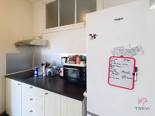 <p>BRUXELLES, en plein Centre, entre la Bourse et la rue du Midi, dans une petite rue calme proche des transports en commun et de nombreux commerces, appartement de ±89m² habitables situé au 6ème étage avec ascenseur. Composé d’un hall d’entrée, d’une chambre de ±9m² avec accès terrasse, une cuisine équipée (taques, hotte, frigo/congélateur) en attenance un espace de rangement avec connexion machine, toilette séparée avec lave-main, salle de bains (baignoire, évier), living de ±10,5m², chambre de ±11m². Cave. Provision de charges : 140 € (Commun, ascenseur, chauffage). Disponible pour le 01/09/2026. PEB E-. Mesures données à titre indicatif.</p>
<p><u>Au 6<sup>ème</sup> étage (gauche)</u> :</p>
<ul>
<li>Hall d’entrée</li>
<li>Chambre de ±9m² (3,3 x 2,7) avec terrasse de ±3,5m²</li>
<li>Cuisine équipée (taques, hotte, frigo/congélateur) en attenance pièce de rangement avec connexion machine</li>
<li>Toilette séparée avec lave-main</li>
<li>Salle de bains (baignoire, évier)</li>
<li>Living de ±10,5m² (3,1 x 3,3)</li>
<li>Chambre de ±11m² (3,1 x 3,5)</li>
</ul>
<p></p>