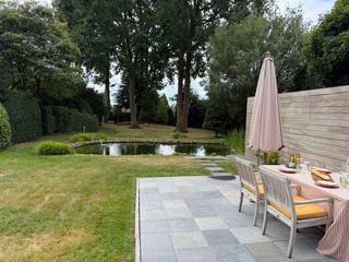 Op zoek naar rust, ruimte en groen, zonder in te boeten aan wooncomfort? Deze zeer goed onderhouden en instapklare woning combineert een royale bewoonbare oppervlakte van maar liefst 212 m² met een prachtig perceel van 1.600 m² en een heerlijke zuidgerichte tuin met zwemvijver.<br /><br />De eetkamer en leefruimte geniet van een mooi zicht op het omliggende groen en sluit aan op de moderne keuken, die in 2010 werd vernieuwd en voorzien is van alle nodige toestellen. Verder beschikt de woning over drie slaapkamers, voorzien van rolluiken en een gerenoveerde badkamer met dubbele lavabo, douche en bad (in 2021). De ruime inpandige (automatische) garage met bijkomende bergruimte zorgt voor heel wat praktisch comfort en mogelijkheden.<br /><br />De zuidgerichte tuin, de prachtige zwemvijver en de privacy zijn hier zonder twijfel een van de grootste troeven en zorgt voor een echt vakantiegevoel in eigen tuin. Achteraan in de tuin bevindt zich ook een tuinhuis.<br /><br />Daarnaast werd de woning doorheen de jaren goed onderhouden en verder verbeterd.<br />- Nieuwe condenserende gasketel geplaatst in 2023<br />- Luchtverwarmingsunit vernieuwd in 2023<br />- Hoogrendementsglas over de volledige woning (2019)<br />- Zonnepanelen en thuisbatterij (2022)<br /><br /><u>Troeven</u><br />Instapklare en zeer goed onderhouden woning<br />Perceel van 1.600 m²<br />Prachtige zuidgerichte tuin<br />Zwemvijver<br />Grote inpandige garage met bergruimte<br />Conforme elektrische installatie<br />Asbestveilig<br />Omgeven door veel groen met prachtige natuur- en wandelgebieden en het Pidpabos<br />Vlotte bereikbaarheid dankzij de nabijheid van de autosnelweg<br />Goede verbindingen met het openbaar vervoer<br /><br />Een bijzonder aangename woning voor wie houdt van ruimte, privacy en groen en tegelijk op zoek is naar een woning die meteen klaar is om in te trekken.<br /><br />Wilt u graag een bezoek inplannen? neem contact op met babette@myhomevastgoed.be of bel 0470/943624
