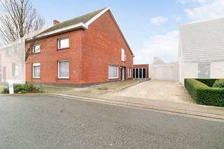 Westrozebeke-centrum. Te renoveren half open bebouwing, uitzonderlijke grote woning met veel bergruimte en garage. Potentieel als...