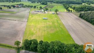 BOCHOLT - Weide met stalgebouwen op +/- 4ha35a<br /><br />Deze weides zijn zeer rustig gelegen langs de Stramproyerweg in Bocholt, nabij de Nederlandse grens.<br />Op het perceel staan een aantal oudere stalgebouwen, in overleg kunnen deze indien gewenst verwijderd worden.<br />Water - en elektriciteitsaansluiting zijn aanwezig op het terrein.<br />De percelen zijn terug te vinden onder BOCHOLT 1 AFD/sectie B nrs 825I3 - 824e - 840p - 840l - 840n - 840m.<br /><br />Voor meer informatie kan u ons telefonisch bereiken via 053/60 65 66