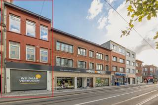 Bent u op zoek naar een commercieel pand met uitstekende zichtbaarheid en een centrale ligging? Dan is dit handelshuis  precies wat u zoekt! Gelegen...