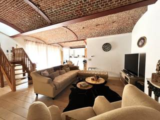 <strong>Huurprijs 880€/maand</strong> - geen syndic - geen lift<br />Beschikbaar vanaf 1 november 2026<br />Ruim luxeappartement in het centrum van Izegem met <strong>2 zonneterrassen</strong>. Via de inkomhal met gastentoilet en vestiaire komt men in de open leefruimte met schuifraam naar het terras. De keuken is mooi afgewerkt met een <strong>marmer werkblad en een eethoek </strong>die tevens toegang geeft tot het <strong>terras</strong>. <br />Aansluitend op de keuken bevindt zich de <strong>berging en de koelcel</strong>. <br />Een tweede deel van de leefruimte is afgesloten en kan eventueel als bureau gebruikt worden. <br />Op de tweede verdieping van het appartement bevinden zich <strong>3 slaapkamers</strong> en een <strong>ruime badkamer met bad en douche</strong>. Een <strong>apart toilet </strong>is ook hier voorzien. Het tweede <strong>private terras</strong> sluit zich aan op 1 van de slaapkamers. <br />Praktisch is ook de <strong>garage</strong> op het gelijkvloers en dit pal in het centrum van Izegem wat ervoor zorgt dat u nooit parkeerproblemen heeft!