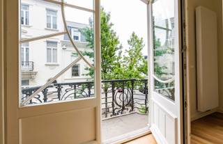 Uniek en prachtig appartement in prachtig gebouw op Zurenborg! Luxueus gerenoveerd op een zeer goede ligging met terras.Indeling: vanuit de lift...