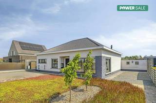 This bungalow is located near the center of Aalter, schools, shops and public transport. Thanks to the fast connection to the E40, this is the perfect base for commuting to and from work.<br /><br />You enter the entrance hall, which immediately sets the tone for the rest of the home: modern and perfectly maintained. The bright living space forms the heart of the house and fits seamlessly into the completely renovated kitchen, equipped with all modern comforts.<br /><br />The house is currently furnished with one spacious master bedroom annex dressing, but the layout easily offers the possibility to create 2 full bedrooms. The bathroom has a modern finish and is equipped with all necessary comfort.<br /><br />Through the large windows, you can reach the beautifully landscaped, south-west-oriented garden where you can enjoy the sun in privacy. A practical garden shed, a private garage and a driveway with plenty of parking space complete the picture.<br /><br />Thanks to the thorough renovation, the house is also very energy efficient, resulting in a favourable EPC and low energy costs.<br /><br />Convinced of this ready-to-move-in home? Schedule your visit quickly!<br /><br />The property is offered through the Power-sale formula. Between 16/10/2026 18:00 and 30/10/2026 17:00, you can come visit the house by appointment and make an offer. The listed price is a starting price. For further information, please contact the property agent.<br /><br />Register of measures: no<br /><br />These AI visualizations are intended as inspiration. No technical specifications, urban planning regulations, or concrete realization possibilities were taken into account.