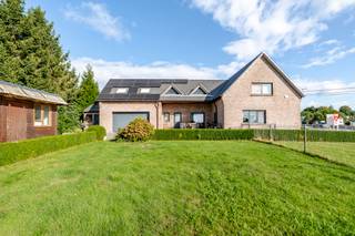 [[ DIT PAND NEEMT DEEL AAN DE ERA OPEN HUIZEN DAG OP 19/9 VAN 13:00 TOT 14:00 ]]
<p>Op zoek naar een woning met veel potentieel, ruimte en een rustige ligging in het groen? Dan is deze eigendom aan de Kleibergstraat 65 te Brakel zeker een bezoek waard.</p>

<p>Deze verzorgde woning beschikt momenteel over <strong>2 volwaardige slaapkamers</strong>, met bovendien de mogelijkheid om eenvoudig een <strong>derde slaapkamer</strong> te creëren. Daarnaast is er nog een <strong>polyvalente ruimte</strong> aanwezig die perfect kan worden ingericht als <strong>vierde slaapkamer, bureau, hobbyruimte of praktijkruimte</strong>.</p>

<p>De woning omvat verder een gezellige <strong>leefruimte</strong>, een functionele <strong>keuken</strong>, <strong>1 badkamer</strong>, een <strong>berging</strong> en een <strong>apart gastentoilet</strong>. Ook een <strong>garage</strong> maakt deel uit van het geheel.</p>

<p>Op energetisch vlak beschikt de woning over een <strong>gunstig EPC-label C</strong>. Hoewel de verwarming momenteel gebeurt via stookolie, werd reeds geïnvesteerd in <strong>16 zonnepanelen</strong>, wat bijdraagt aan een lagere energiefactuur en een duurzamer wooncomfort.</p>

<p>Buiten geniet u van een aangename tuin met een <strong>tuinhuis</strong> en een <strong>vergund duivenkot</strong>. De eigendom is gelegen in een <strong>prachtige groene omgeving</strong>, waar rust, natuur en privacy centraal staan.<br /><br />Een ideale woning voor wie op zoek is naar ruimte, uitbreidingsmogelijkheden en een landelijke woonomgeving in het mooie Brakel.</p>

<p><strong>Interesse? Neem contact op voor meer informatie of een bezoek ter plaatse.</strong></p>