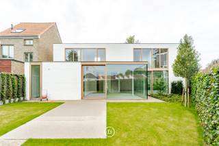 Op een boogscheut van de historische binnenstad van Brugge bevindt zich deze exclusieve nieuwbouwvilla, ontworpen door Govaert & Vanhoutte Architects. Deze stijlvolle stadsvilla combineert tijdloze architectuur met hedendaags wooncomfort, energiezuinigheid en hoogwaardige materialen.<br /><br />Met een bewoonbare oppervlakte van 224 m² biedt de woning ruime leefruimtes met open keuken en bijkeuken, een bijzonder ruime inpandige garage voor twee wagens met extra bergruimte, drie slaapkamers, twee badkamers, bureauruimte en een lift die alle verdiepingen verbindt.<br /><br />De aangelegde tuin met terras, omheining en fietspoort vormt een aangename buitenruimte nabij winkels, horeca en scholen.<br /><br />De woning wordt aangeboden in een verregaand afgewerkte ruwbouwstaat met reeds geplaatste technieken, pleister- en chapewerken. De hoogwaardige afwerking omvat onder meer Minimal Windows en ramen in Afzelia hout. Verdere afwerking kan volledig naar eigen smaak gebeuren of in overleg met de bouwheer.<br /><br />Dankzij vloerverwarming, zonnepanelen en EPC A-label betreft dit een energiezuinige BEN-woning.<br /><br />Mogelijkheid tot aankoop aan 6% btw op de constructiewaarde, onder voorwaarden.<br /><br />Een unieke opportuniteit voor wie op zoek is naar exclusieve architectuur en comfortabel wonen nabij het hart van Brugge.