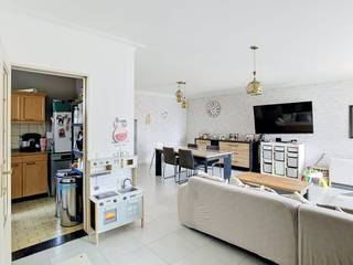 Vous recherchez un appartement spacieux dans le centre de Beveren ? Pour votre propre maison ou comme investissement à louer ? Alors lisez la suite rapidement.Cet appartement est proposé à la vente dans la résidence Rameyenhof, située sur le récif de Ciamberlan à Beveren. L'appartement est situé du côté intérieur, loin de la circulation routière.Il est situé au 4ème (dernier) étage. Le bâtiment est équipé d'un ascenseur. L'appartement comprend une place de parking hors sol non couverte.L'appartement est chauffé électriquement (l'installation d'une pompe à chaleur est possible). Le toit a déjà été isolé. La rénovation et l'isolation des façades et des terrasses sont en cours. Les frais sont à la charge du vendeur.Le hall d'entrée dispose d'un vestiaire et donne accès aux toilettes invités. Le salon spacieux donne sur la terrasse orientée au sud. La cuisine est équipée d'une plaque vitrocéramique, d'un four et d'une hotte.Par le hall de nuit, nous atteignons les deux chambres spacieuses. La salle de bain dispose d'une baignoire et d'un espace pour une machine à laver.L'appartement est actuellement loué. En cas d'utilisation personnelle, le délai de préavis légal s'applique.Cet appartement a éveillé votre intérêt ? Alors prenez rendez-vous rapidement via dewaele.com ou appelez le 03/296.80.50. À bientôt !Registre des mesures: non