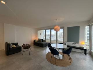 Cet appartement entièrement rénové d'une chambre offre un cadre de vie confortable dans un environnement lumineux et moderne. Le salon spacieux et lumineux s'ouvre sur une petite cuisine ouverte équipée d'un four, d'une plaque de cuisson et d'une hotte ; vous devez fournir vous-même un réfrigérateur et un congélateur. La chambre dispose d'une salle de bains attenante et il y a également un débarras pratique avec un raccordement pour une machine à laver. Les toilettes sont séparées. À l'extérieur, vous pouvez profiter d'une grande terrasse. Le bâtiment dispose d'un ascenseur, d'un local à poubelles et d'un local à vélos. L'appartement est disponible immédiatement à un loyer de 725 € par mois, majoré de 75 € d'avance pour les frais généraux.<br /> 