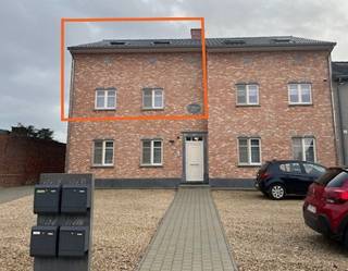 DUPLEX APPARTEMENT met 3 slaapkamers, terras en 2 staanplaatsen te huur in het centrum van Bekkevoort, Staatsbaan 174<br /><br />Het appartement heeft een bewoonbare oppervlakte van +/- 160m² en terras van +/- 21m²; is gelegen op de eerste verdieping van een statig gebouw met 4 wooneenheden en voorzien van lift.<br /><br />Ruim duplex appartement met op de bovenverdieping drie slaapkamers, een afgewerkte dressing, een badkamer met bad en ruime inloopdouche en ingebouwde kast en een apart toilet. <br /><br />De keuken en leefruimte vormen op het gelijkvloers van het appartement één groot geheel. Verder vind je er een inkomhal, een toilet en een berging met voldoende ruimte voor wasmachine, droogkast, diepvriezer… De living geeft uit op een groot terras met open zicht op een groene omgeving. <br /><br />De bewoners van dit appartement beschikken in de kelder over twee parkeerplaatsen en een privé-berging. Vooraan het appartementsgebouw bevinden zich vier gemeenschappelijke parkeerplaatsen.<br /><br />Dit duplex appartement is gelegen op een toplocatie in de dorpskern van Bekkevoort, slechts op 5 minuten van de oprit van de E314. Bovendien geniet je in de dorpskern ook van een goede busverbinding Leuven-Diest. <br />Het is vlakbij Traiteur, de Post, Bakker, Krantenwinkel, School, Banken, Apotheek en dokterspraktijk.<br /><br />Dit leuk en ruim appartement is voorzien van alle modern comfort, voorzien van raamdecoratie en inbouwspots. In de kelder is een ruime berging en 2 staanplaatsen. Het ruim terras heeft een open zicht op de achtertuin.<br /><br />Indeling van het appartement :<br />- inkomhal<br />- apart toilet<br />- berging met aansluiting voor wasmachine<br />- ruime leefruimte met open keuken en toegang tot het terras<br />- open volledig ingerichte keuken<br />- terras<br />- open trap naar verdiep<br />VERDIEP :<br />- apart toilet<br />- slaapkamer met ingerichte dressing<br />- twee slaapkamers <br />- badkamer met inloopdouche, bad en dubbele lavabo<br />- luik naar zolder<br /><br />Ondergronds is er een ruime kelder en 2 staanplaatsen.<br /><br />Voorzieningen <br />- raamdecoratie<br />- inbouwspots<br />- zonneluifel aan het terras<br />- toiletten en buitenkraan op regenwater<br />- instapklaar<br /><br />CV op gas<br />EPC : 87 kWh/m²/jaar; Label A<br /><br />Huurprijs :<br />Appartement + twee staanplaatsen : 1.090 € per maand<br />Vaste gemeenschappelijke kosten : 60 € per maand<br />TOTALE maandelijkse HUURPRIJS : 1.150 € <br /><br />Voor verdere informatie en/of plannen van een bezoek kan u ons bereiken op 013/311.233
