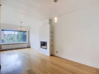 Bent u op zoek naar een nieuwe thuis die rust, comfort en een uitstekende ligging combineert? Dit charmante huis in het landelijke Kieldrecht biedt het allemaal. U geniet hier van een weids uitzicht over de omliggende velden, terwijl u toch vlak bij alle nodige voorzieningen woont.De indeling van dit huis is als volgt:Gelijkvloers:-Inkomhal-Leefruimte-Geïnstalleerde keuken-Berging en wasplaats-Gastentoilet-Veranda-TerrasEerste verdieping:-Nachthal-Slaapkamer 1-Slaapkamer 2 met ingemaakte kast-Geïnstalleerde badkamer met toiletTweede verdieping:-Zolderkamer met ingemaakte kastenEen van de grootste troeven van dit pand is zonder twijfel de ligging in Kieldrecht. U geniet van een rustige, landelijke omgeving, maar bevindt zich tegelijkertijd op een boogscheut van lokale winkels, scholen en het openbaar vervoer. Daarnaast is deze woning strategisch gelegen voor wie werkt in de nabijgelegen Waaslandhaven of vlot wil pendelen, dankzij de snelle verbinding met de oprit van de E34.Hebt u interesse in het huren van deze woning? Vraag uw bezoek aan via dewaele.com. Bij het pand klikt u op de rode knop "bezoek aanvragen". Vervolgens wordt u stap voor stap doorheen het aanmaken van het huurprofiel geleid. Vervolgens nemen wij contact met u op.
