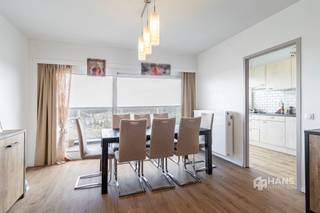 <p><span>Instapklaar appartement (88m²) met 2 slaapkamers en terras (22 m²) in Merksem.</span></p><p><span> </span></p><p><span>Droom je ervan om elke dag wakker te worden met een prachtig, open uitzicht? Op de elfde verdieping van de goed onderhouden residentie van Lierde wordt die droom werkelijkheid. Naast dit unieke panorama geniet je hier ook van een uitstekende bereikbaarheid, zowel met de wagen, het openbaar vervoer als het velo-deelsysteem. Het dak werd reeds vernieuwd en conform geïsoleerd met 12 cm PIR.</span></p><p><span> </span></p><p><span>Wat krijg je hier nog? Het appartement zelf is netjes onderhouden en biedt een bewoonbare oppervlakte van .. m², met twee volwaardige slaapkamers en een ruim terras van maar liefst 22 m² met noordoostoriëntatie. </span></p><p><span> </span></p><p><span>Je komt binnen in de inkomhal met ingemaakte vestiairekast. Van hieruit bereik je de lichtrijke woonkamer (30 m²), die naadloos aansluit op de aparte, volledig uitgeruste keuken (9 m²). Een absolute troef is dat zowel de woonkamer, de keuken als beide slaapkamers (11 m² en 14 m²) directe toegang hebben tot het terras — ideaal om optimaal van de buitenruimte en het uitzicht te genieten. Verder beschikt het appartement over een apart toilet, een praktische berging (2 m²) en een badkamer (4 m²) met douchecabine en lavabomeubel.</span></p><p><span> </span></p><p><span>Ben jij helemaal overtuigd en wil je het appartement met eigen ogen ontdekken? Wacht dan niet af en boek snel je afspraak in! Bewoonbare opp. 88 m² – ref.: bruto vloeropp. Voor meer info of een gratis schatting surf naar </span><span><span>www.hansimmo.be</span></span></p><p><span> </span></p><p><span> </span></p>