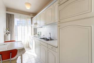 <p>Appartement situé au 6ᵉ étage, avec une superficie habitable de 73 m² (selon le PEB) , bénéficiant d’une excellente situation !</p>
<p>La disposition comprend un hall d’entrée, un séjour et salle à manger, une cuisine équipée, 2 chambres, un WC séparé ainsi qu’une salle de bains avec baignoire et lavabo.</p>
<p>En outre, l’appartement dispose d’une cave et d’un parking commun devant l’immeuble. L’appartement est accessible par ascenseur et équipé d’un parlophone.</p>
<p>L’appartement a été construit en 1973 et est entièrement doté de double vitrage (châssis en bois) ainsi que d’un beau parquet de qualité dans l’espace de vie. PEB : label D. Chauffage central au gaz naturel. Installation électrique non conforme.</p>
<p>Très bonne situation, à proximité de l'autoroute, le transport en commun, des écoles et de l’UZ Bruxelles.<br /><br /><strong>POUR UNE VISITE - SABINE DE RIDDER 0479/82 47 92 ou sabine@domusvastgoed.be</strong></p>