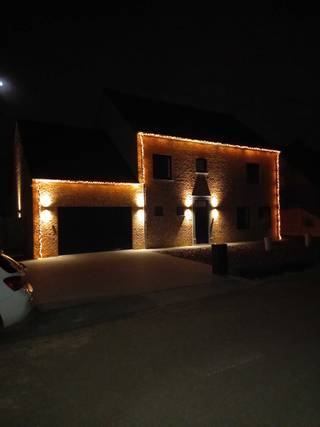 Rustig gelegen pastoriestijl villa met ver uitzicht op de velden.Gelijkvloers omvat inkomhal met toilet en via smeedijzeren deur naar de zeer ruime...