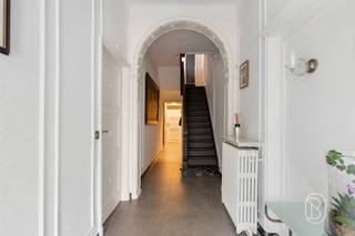 Te koop: ruime, instapklare en karaktervolle gezinswoning met 4 slaapkamers en zonnige tuin en loods!Statige woning met behoud van authenticiteit en charme met een bewoonbare oppervlakte van 280 m², gelegen op een perceel van 646 m² en combineert ruimte, comfort en een centrale ligging tussen Waregem en Kortrijk. De woning werd doorheen de jaren vernieuwd en energiezuiniger gemaakt met onder meer 14 zonnepanelen en een laadpaal.Indeling: via de royale inkomhal met gastentoilet bereikt u de gezellige leefruimte met haard, de droge kelder en de recente leefkeuken met kwalitatieve Miele-toestellen en zicht op de tuin. Op de eerste verdieping bevinden zich een bureauruimte (of slaapkamer), een badkamer en drie ruime slaapkamers. Eén slaapkamer geeft toegang tot een extra kamer die kan dienen als vijfde slaapkamer of dressing. Via een vaste trap bereikt u de volledig geïsoleerde zolder, ideaal als extra slaapkamer of hobbyruimte.Buiten geniet u van een volledig afgesloten, zonnige tuin zonder inkijk, een ruime garage met automatische poort en een grote schuur met tal van mogelijkheden.Troeven:- 280 m² bewoonbare oppervlakte- 4 slaapkamers- zonnige, volledig afgesloten tuin- ruime garage en schuur- 14 zonnepanelen en laadpaal- behoud van authenticiteit: moluren, parket, houten trap met details en marmer, ...Voor wie is dit ideaal?Ideaal voor gezinnen of wie op zoek is naar een ruimte of voor zelfstandigen.Bezoek na afspraak via: charlotte@immobeguin.be