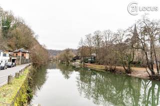 Waar de Lesse en de Maas samenkomen bieden wij een bijzonder appartement aan. Het gaat om een ruim appartement in het voormalig hotelgebouw 'Hotel...
