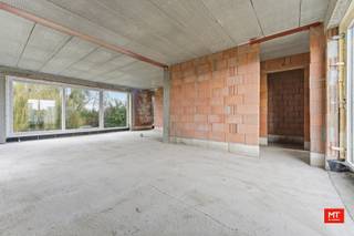 <strong>Nieuwbouwvilla op 1.146 m² in Zonnebeke</strong><br /><br />* Afbeeldingen zijn een combinatie van lot 1 &amp; lot 2 *<br /><br />De vastgoedontwikkelingsgroep C-nest bouwt momenteel aan twee moderne villa’s in Zonnebeke.<br />De ruwbouw van lot 2 staat er. Mogelijkheid tot aankopen van CASCO-woning!<br /><br />Lot 2 zal er als volgt uitzien:<br />• Gelijkvloerse verdieping bestaat uit inkomhal met gastentoilet, lichtrijke woon- en eetkamer met zicht op de tuin + bureelruimte, open keuken. Er is een handelswaarde voorzien van 15.000 euro ( excl. BTW). Daarnaast vinden we op het gelijkvloers nog een wasplaats/berging alsook de inpandige garage.<br />• 1ste verdieping: nachthal met toilet en bureauhoek, 3 ruime slaapkamers waarvan een kamer met dressing, berging en badkamer met dubbele wastafel, douche en bad.<br /><br />De woning voldoet volledig aan de huidige normen (e-peil 30) en beschikt over:<br />• Vloerverwarming (lucht-water warmtepomp) op de gelijkvloers en badkamer<br />• Airco’s in de slaapkamers (warmen &amp; koelen)<br />• Regenwater 10.000 liter<br />• …<br /><br /><strong>Het pand kan nog volledig naar eigen smaak afgewerkt worden! Geniet nu nog van het verlaagd tarief van 6% BTW op 60% van de constructiewaarde!</strong><br /><br /><strong>MOGELIJKHEID TOT AANKOPEN VAN EEN CASCO OF AFGEWERKTE WONING </strong><br />Prijs voor de casco woning bedraagt: €479.000.<br />Casco betekent: wind- en waterdicht namelijk: de ruwbouw, dak, ramen en bovendakse technieken (leidingen elektriciteit en ventilatie)<br />Prijs voor de afgewerkte woning bedraagt: €579.000.<br /><br />Meer info? Contacteer Minthus 0470 43 78 21 of mail info@minthus.be