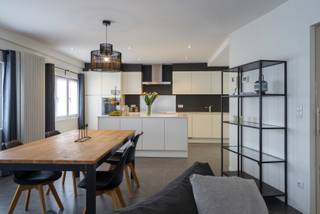 Op zoek naar een instapklaar appartement met veel praktische voorzieningen? Dit appartement op de tweede verdieping van een kleinschalige residentie langs de Meensesteenweg in Kortrijk combineert comfort met beperkte gemeenschappelijke kosten.<br /><br />Bij binnenkomst is er beneden plaats voor een fiets. Op het 1ste verdiep vind je een ingerichte vestiaire met schoenenkast. Boven kom je in de inkomhal met apart gastentoilet en toegang tot de leefruimte en keuken.<br /><br />De keuken is uitgerust met koelkast, oven, vaatwasser en heel wat opbergruimte. In de leefruimte is plaats voor een gezellige zit- en eethoek. Via het terras geniet je ook van een buitenruimte. Een ingebouwde kast combineert een bureau met opbergruimte voor poetsgerief en aansluitingen voor wasmachine en droogkast.<br /><br />In de nachthal bevindt zich het slaapgedeelte, met centraal ingerichte dressings. Aan de ene zijde ligt de slaapkamer, aan de andere de badkamer met douche, ligbad en dubbele lavabo.<br /><br />Gordijnen en lichtarmaturen zijn aanwezig. Bovendien beschikt het appartement over 10 zonnepanelen, een mooie troef om het elektriciteitsverbruik te beperken.<br /><br /><br />Waarom dit aanbod overwegen?<br /><br />✔ Gemeenschappelijke kosten: slechts €15/maand<br />✔ Ingerichte vestiaire & dressing<br />✔ Geïntegreerde bureau- en wasruimte<br />✔ Terras<br />✔ 10 zonnepanelen<br />✔ Gordijnen & lichtarmaturen inbegrepen<br /><br />Beschikbaar vanaf 1 januari 2027.<br /><br />Geïnteresseerd? Vul eenvoudig het contactformulier in en we nemen spoedig contact op.