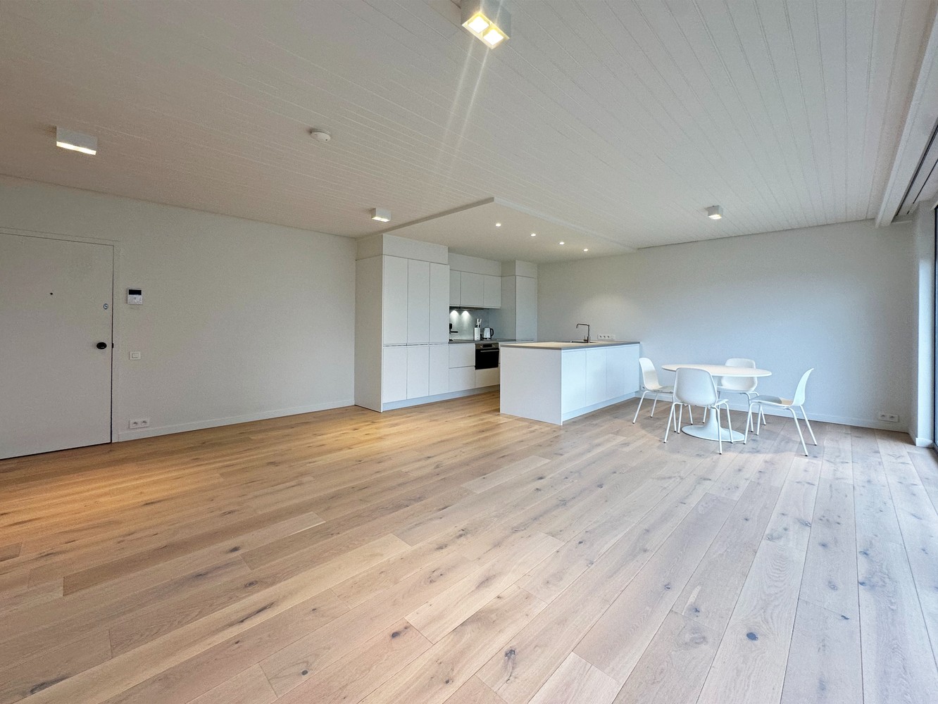 Gerenoveerd 1 slaapkamer appartement met groot terras te Berchem! - foto 2