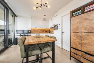 <h3><span>Luxueus wonen op een toplocatie in Groenzuid Hoboken.</span></h3><p><span>Welkom in dit stijlvolle en luxueuze 1-slaapkamerappartement in het gegeerde Groenzuid Hoboken. Hier woont u in een groene, rustige omgeving waar hedendaags wooncomfort perfect samengaat met een uitstekende bereikbaarheid.</span></p><p><span>Dankzij de vlotte verbindingen met het centrum van Antwerpen, de Ring en het openbaar vervoer bent u steeds snel op uw bestemming. Tegelijk geniet u dagelijks van de nabijheid van uitgestrekte parken, wandel- en fietspaden en tal van buurtvoorzieningen, waardoor Groenzuid een ideale plek is om tot rust te komen én actief te leven.</span></p><p><span>Een unieke woonkans voor wie op zoek is naar kwaliteit, comfort en een uitzonderlijke ligging.</span></p><p><span> </span></p><h2><span>Indeling</span></h2><ul><li><span>Centrale inkomhal met toegang tot alle ruimtes.</span></li><li><span>Ruime slaapkamer van 12,5 m² afgewerkt met een stijlvolle doorlopende parkettegel.</span></li><li><span>Volledig betegelde badkamer met inloopdouche, lavabo, toilet en handdoekdroger.</span></li><li><span>Praktische berging met extra opbergruimte en aansluiting voor wasmachine en droogkast.</span></li><li><span>Lichtrijke leefruimte met grote raampartijen en een open keuken.</span></li><li><span>Moderne, volledig uitgeruste open keuken voorzien van alle hedendaags comfort.</span></li><li><span>Zonnig terras van 17 m² met een prachtig uitzicht op de verzorgde binnentuin.</span></li></ul><h2><span>Extra troeven</span></h2><ul><li><span>Ondergrondse autostaanplaats en privatieve kelderberging verplicht mee aan te kopen voor €15.000.</span></li><li><span>Fietsenstalling voorzien</span></li><li><span>EPC A: energiezuinig wonen met een laag energieverbruik.</span></li><li><span>Vaste kosten: €130/maand (incl. blokpolis, onderhoud en verbruik gemeenschap, syndicuskosten)</span></li></ul><p><span> </span></p><p><span> </span></p>