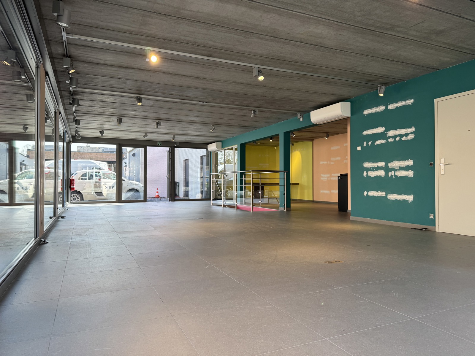 Mortsel | Lichtrijke kantoorruimte met 4 parkings - foto 4