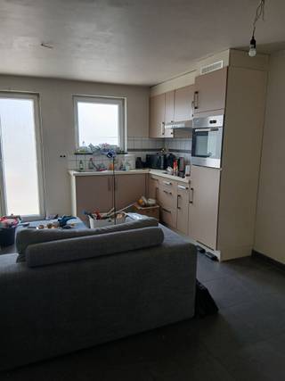 Centraal gelegen appartement gelegen op de eerste verdieping bestaat uit een living met open keuken (electrisch fornuis, dampkap, koelkast, spoelbak, oven), berging met verwarmingstoestel, badkamer (lavabo, badkamermeubel, ligbad met douchescherm, aansluiting wasmachine) apart toilet en 1 slaapkamer.Terras aan de straatzijde.De huurprijs is 715 €/m + 15 €/m gemeenschappelijke kosten.1 parkeerplaats buiten is eveneens voorzien en inbegrepen in de huurprijs.Op het gelijkvloers bevindt zich een gemeenschappelijke berging (water en electriciteitsaansluiting)
