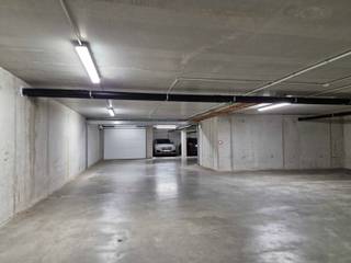 Ondergrondse staanplaats te koop in het centrum van Haacht.Wil je uw auto graag binnenzetten maar hebt u zelf geen autostaanplaats, dan is dit de...