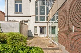 UNIEKE KANS. Prachtige HERENWONING met enorm veel potentieel (kantoren, praktijk, B&B) voor mensen op zoek naar ruimte! Gelegen in het CENTRUM op een commerciële zichtlocatie. INDELING: inkom en wahtruimte, prachtige trappenhal, grote leefruimte, extra bureau, VOLLEDIG ONDERKELDERD, en op de 3 bovenliggende verdiepen enorm veel mogelijkheden qua ruimtes (kamers, kantoren,...). Laat u verrassen door deze karaktervolle eigendom en vraag nu uw bezoek aan: info@immobeguin.be