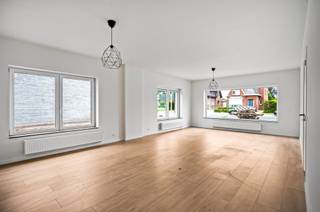 <p><span>Instapklare woning met 2 slaapkamers, gunstig gelegen te Putte - nabij het landelijke dorpscentrum van Peulis.</span></p><p><span> </span></p><p><span>Deze mooie woning werd volledig gemoderniseerd en geoptimaliseerd in 2025-2026 en is voorzien van alle moderne comfort, met als gevolg een gunstig EPC. Op het gelijkvloers is er een gezellige en lichtrijke woonkamer met aansluitend halfopen leefkeuken, een ideale thuis om mensen te ontvangen. Op de eerste verdieping zijn er in totaal 2 slaapkamers en een apart toilet. Een knappe badkamer met inloopdouche, gelegen op het gelijkvloers, maakt het geheel compleet. Een praktische berging en bergzolder bieden voldoende stockageruimte. En indien u niet binnen wenst te vertoeven, kan u heerlijk tot rust komen in de aangename, perfect zuid gerichte tuin.</span></p><p><span> </span></p><p><span>Een unieke kans voor wie een woning zoekt gelegen nabij het landelijke dorpscentrum van Peulis, nabij scholen en winkels.</span></p><p><span>Vlotte bereikbaarheid is tevens een troef, een centrale ligging tussen Brussel en Antwerpen - Mechelen - Leuven.</span></p><p><span> </span></p><p><span>Bezoek enkel na afspraak, vrijblijvende info op kantoor: 015/755 444 of <span>info@immovercammen.be</span></span></p><p><span> </span></p>