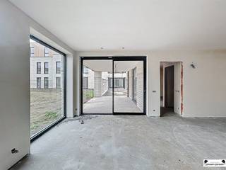 <p><span>Luxueus energiezuinig nieuwbouw appartement 0.2 gelegen in blok A </span></p><p><span> </span></p><p><span>Het gelijkvloers appartement heeft een oppervlakte van 115,3 m</span><span><sup>2</sup></span><span>, 3 slaapkamers, 2 badkamers en een terras zodat u steeds in alle rust van de omgeving kan genieten. </span></p><p><span>Ondergronds bevindt er zich een ruime parkeergarage met garageboxen, autostaanplaatsen en afzonderlijke bergingen.</span></p><p><span> </span></p><p><span>Ieder appartement is uitgerust met vloerverwarming  d.m.v. een lucht-water warmtepomp en met een mechanisch ventilatiesysteem type C+evo. </span></p><p><span>De BEN-eisen (bijna energie neutraal) worden gerealiseerd door bijzondere aandacht te geven aan luchtdichtheid, goede isolatie, zuinige verwarmingsinstallaties en zonnepanelen. Iedere unit wordt afgewerkt met hoogwaardige materialen. </span></p><p><span> </span></p><p><span>De indeling van het appartement/woning is als volgt:  een ruime leefruimte met aansluitend een open keuken (samen met een oppervlakte van ca. 40 m</span><span><sup>2</sup></span><span>), wasruimte/ berging, nachthal met toegang tot de 3 slaapkamers,</span></p><p><span>2 badkamers met douche en ligbad en een apart toilet.</span></p><p><span> </span></p><p><span>Verder bepaalt u zelf de 'look and feel' van uw eigen appartement door uw keuze te maken bij de aangegeven leveranciers.</span></p><p><span> </span></p><p><span>Prijs van het appartement</span></p><p><span>Grondwaarde:€ 112 000,00 (exclusief 12% RR)€ 125 440,00 (inclusief 12% RR)</span></p><p><span>Constructie waarde:€ 313 000,00 (exclusief 21% BTW)€ 378 730,00 (inclusief 21% BTW)</span></p><p><span>TOTAAL:</span><span>€ 425 000,00 (exclusief kosten)€ 504 170,00 (inclusief kosten)</span></p><p><span> </span></p><p><span>Voor een visualisatie van het volledige project werd een maquette gemaakt dat tentoongesteld wordt op het kantoor van Janssen en Janssen – Theo Verellenlaan 55, Gooreind Wuustwezel</span></p><p><span>Daarnaast zijn het lastenboek en plannen zijn op kantoor te verkrijgen na afspraak: tel 03/663 44 44</span></p><p><span> </span></p><p><span>Garagebox of autostaanplaats en berging zijn verplicht bij aan te kopen!</span></p><p><span> </span></p><p><span>Meer info op www.janssenenjanssen.be</span></p><p><span> </span></p><p><span> </span></p>