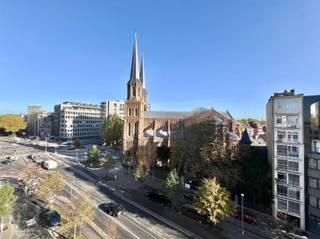 <p><span>Appartement CA 100m² in het centrum van Antwerpen -Charlottalei 14 op 6de verdieping met een mooi en panoramisch zicht.</span></p><p><span> Omvatten: Living, 2 Slaapkamers, Volledig geïnstalleerde keuken, 1 douchekamer + WC. 1 Badkamer met ligbad + WC. Inkomhal met gepantserde deur, 1 individueel kelderkamer op het -1 verdieping. Een terras </span></p><p><span>Troeven: Vensters - Dubbel glas </span></p><p><span>1 appartement per verdieping</span></p><p><span>Elektriciteit - conform.</span></p><p><span>Dak geïsoleerd.</span></p><p><span>Zeer gunstig gelegen aan het Stadspark, dicht bij scholen, winkels, centraal station, en openbaar vervoer, loopafstand van de stad. </span></p><p><span>Het appartement is in goede staat, klein verfrissing nodig (schilderwerk) </span></p><p><span>Een ideale investering, perfect geschikt als comfortabele woonst of als rendabele opbrengst eigendom.</span></p><p><span><br /> </span></p>