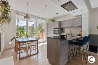 <p><span>Uniek gelijkvloers 2-slaapkamerappartement (103 m²) met ruim zuidterras in de groene Veldekens!</span></p><p><span>Bent u op zoek naar een instapklaar, vlot toegankelijk en modern gelijkvloers appartement met een royale buitenruimte op een absolute droomlocatie? Dit prachtige 2-slaapkamerappartement van ca. 103 m² bevindt zich op het gelijkvloers van een kleinschalig en recent gebouw in de gegeerde Veldekenswijk een verborgen, rustig stukje groen in Berchem. Met een uitstekende Mobiscore van 9,5/10 woont u hier heerlijk rustig aan een recent heraangelegd woonerf. Binnen een straal van enkele honderden meters vindt u crèches, basisscholen, parken met speeltuintjes, sportcentrum Het Rooi en nabijgelegen zorgvoorzieningen.</span></p><p><span> </span></p><p><span>Dankzij de toplocatie staat u op slechts 10 minuten wandelen van station Berchem en de dichtstbijzijnde tramhalte. Ook de Antwerpse Ring en de belangrijkste uitvalswegen (richting Brussel, Mechelen en Gent) zijn in no-time bereikbaar ideaal voor forensen, zonder ooit gehinderd te worden door de verkeersdrukte!</span></p><p><span> </span></p><p><span>Inkomhal, toilet & praktische berging</span></p><p><span>U komt het appartement binnen via een verzorgde inkomhal voorzien van een handige vestiairekast. Vlak bij de inkom bevindt zich het aparte gastentoilet met handenwasser én een zeer ruime, praktische berging/wasplaats met alle nodige aansluitingen voor uw wasmachine en droogkast.</span></p><p><span> </span></p><p><span>Lichtrijke leefruimte & Moderne open keuken (ca. 41 m²)</span></p><p><span>Via de hal wandelt u de lichtrijke leefruimte binnen. Dankzij de grote raampartijen aan beide kanten geniet de kamer van een prachtige, natuurlijke lichtinval. Het kloppend hart van de woning is de strakke, moderne open keuken uitgerust met een stijlvol kookschiereiland/bar, een kwalitatief werkblad en hoogwaardige Siemens inbouwtoestellen (inclusief inductiekookplaat). Een heerlijke plek om te koken en te ontvangen!</span></p><p><span> </span></p><p><span>Slaapkamers & Badkamer</span></p><p><span>Via de nachthal bereikt u de twee volwaardige slaapkamers. De master bedroom biedt ruim voldoende plek voor een groot bed en kastenwand, terwijl de tweede slaapkamer zich perfect leent als logeerkamer, kinderkamer of thuiswerkbureau/dressing. De verzorgde badkamer is compleet uitgerust met zowel een comfortabel ligbad als een ontspannende regendouche en een modern wasmeubel.</span></p><p><span> </span></p><p><span>Riant, deels overdekt zuidterras (ca. 36 m²)</span></p><p><span>Vanuit de leefruimte stapt u direct op de absolute parel van dit appartement: het zeer ruime, deels overdekte zuidterras van ca. 36 m². Hier geniet u van 's morgens tot 's avonds in alle privacy van de zon en het rustgevende zicht op de gedeelde groene binnentuin.</span></p><p><span> </span></p><p><span>Parkeren, kelder & fietsenstalling</span></p><p><span>Bij het appartement hoort een private kelderberging. Daarnaast beschikt het gebouw over een handige, afgesloten gemeenschappelijke fietsenstalling. Een ondergrondse autostaanplaats is mee aan te kopen voor 25.000 euro.</span></p><p><span> </span></p><p><span>De highlights op een rij:</span></p><p><span>- Toplocatie: Gelegen in de rustige, groene Veldekenswijk te Berchem aan een heraangelegd woonerf (Mobiscore 9,4/10).</span></p><p><span>- Ruim & Lichtrijk: Ca. 103 m² bewoonbare oppervlakte met grote raampartijen aan beide kanten.</span></p><p><span>- Moderne afwerking: Open leefruimte (ca. 41 m²) met stijlvol kookschiereiland en Siemens-toestellen.</span></p><p><span>- Groot zuidterras (ca. 36 m²): Deels overdekt buitenleven met vrij zicht op de gedeelde binnentuin.</span></p><p><span>- Comfort: 2 slaapkamers, compleet uitgeruste badkamer (bad + regendouche) en aparte wasberging.</span></p><p><span>- Praktisch: Private kelderberging, gedeelde fietsenstalling en optionele ondergrondse autostaanplaats (25.000 euro).</span></p><p><span> </span></p><p><span>Kortom: een zeldzame kans op ruim, zorgeloos en groen wonen op het gelijkvloers in Berchem! Plan snel uw bezoek ter plaatse.</span></p>