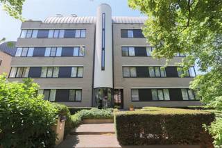 Op een toplocatie in het centrum van Mortsel en vlakbij openbaar vervoer (trein, tram en bus) vinden we dit uiterst ruim appartement (152m²),...