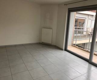 Zeer mooi appartement met 1 slaapkamer in residentieel project "De Schalk", uitzonderlijk gunstig gelegen nabij kruising A12 Brussel-Antwerpen en N16 Mechelen-Dendermonde, hartje Vlaamse Ruit. Bevindt zich in de buurt van winkels, scholen, station, commercieel centrum, ...<br />Het appartement op de 3de verdieping heeft een leefruimte met toegang tot terras en uitzicht op een mooie groene gemeenschappelijke binnentuin, volledig ingerichte open keuken voorzien van koelkast, combi-microgolfoven, keramische kookplaat en dampkap. Ruime slaapkamer met aangrenzende badkamer voorzien van ruime inloopdouche, toilet, lavabomeubel met spiegelkast. Berging voorzien voor wasmachine. Apart gastentoilet.<br />Het appartement is voorzien met Badkamer, deuren en toegang tot terras zijn bereikbaar voor mindervallieden.<br />Gemeenschappelijke delen met inwonende conciërge, grote foyer, bibliotheek, zithoek met tv, fitnessruimte. <br />gemeenschappelijke kosten bedragen ongeveer 110 euro/maand. Voor de collectieve verwarming en water wordt er maandelijks een voorschot gevraagd van 115 euro en jaarlijks een afrekening.<br />In het gebouw is er eveneens een kapsalon dokterspraktijk en restaurant voorzien, deze zitten echter niet mee in de gemeenschappelijke kosten.<br />Verkoop onder registratie (12%) zo bespaart u 9%BTW op de constructiewaarde!!!!<br />Een ondergrondse parkeerplaats kan mee aangekocht worden voor de prijs van €18.000 (deze is niet in de prijs van het appartement inbegrepen) de staanplaats wordt eveneens verkocht onder registratie (12%).<br />mogelijkheid tot aankoop van een kelder van 5m² aan een prijs van 5.000 euro<br />Aarzel niet en neem contact op voor een bezoek ter plaatse 0495/23 08 22.