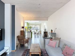 Deze verzorgde en energiezuinige woning verwelkomt je via een inkomhal met toegang tot de gezellige leefruimte, de keuken en de kelder. De...