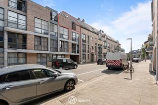 Dit ruime appartement inclusief garage is gelegen aan de Arnold Maastraat 10 bus 9 in Hasselt, op de derde verdieping van een verzorgd appartementsgebouw en vlak buiten de kleine ring van Hasselt.<br /><br />Dankzij deze centrale ligging bereik je snel het stadscentrum en heb je tegelijk een goede verbinding naar de belangrijkste invalswegen. <br /><br />Je komt het appartement binnen via een ruime inkomhal met plaats voor een vestiaire en het gastentoilet.<br />Aan de voorzijde geeft de leefruimte rechtstreeks toegang tot het terras. Aansluitend bevindt zich de keuken, die in 2026 volledig werd vernieuwd. Verder beschikt het appartement over een ruime slaapkamer, een dressingruimte en een badkamer met bad, douche en enkele lavabo. De badkamer werd in 2015 vernieuwd.<br />Er is ten slotte nog een zeer ruime privatieve zolder, ideaal voor extra stockage.<br /><br />Op het gelijkvloers beschik je nog over een afzonderlijke privatieve berging. Aan de achterzijde van het gebouw bevindt zich een privatieve garagebox. De gemeenschappelijke kosten bedragen € 99 per maand.<br /><br /><strong>Troeven:</strong>
<ul>
	<li>Garagebox inclusief</li>
	<li>Centrale ligging in Hasselt, op korte afstand van de kleine ring</li>
	<li>Lift aanwezig</li>
	<li>Keuken vernieuwd in 2026</li>
	<li>Gasketel vernieuwd in 2015</li>
	<li>Zeer ruime zolder</li>
	<li>Privatieve berging</li>
	<li>Ramen vernieuwd in 2015</li>
</ul>
Wil je dit appartement graag zelf ontdekken? Neem contact met ons op via lize@optie-m.be of 0468 21 87 49. <br /><br />Wil je weten wat jouw woning waard is? Contacteer ons via bovenstaande gegevens voor meer informatie.<br />Extra informatie: VG – WG – VV – GMO - GVKR