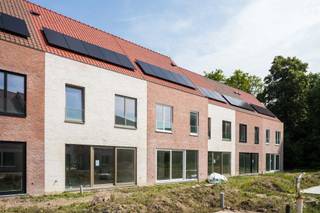 Deze energiezuinige nieuwbouwwoning met een bewoonbare oppervlakte van 118 m² bevindt zich in een park gelegen langs het kanaal Bossuyt-Kortrijk.Op...