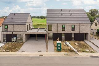 GENIET VAN 6% BTW!Luxueuze driegevelwoning op een zuidgericht perceel van 6a02ca met een bewoonbare oppervlakte van 201m², met zicht op de velden! De...