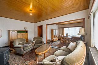 <p><span>Charmante woning met heel wat potentieel, gunstig gelegen in een landelijke omgeving nabij het dorpscentrum van Beerzel (Putte), op een boogscheut van Heist-op-den-Berg.</span></p><p><span> </span></p><p><span>Deze gezellige woning biedt diverse mogelijkheden en kan na renovatie omgevormd worden tot een fijn thuis. De woning omvat op het gelijkvloers een lichtrijke woonkamer met aansluitend een leefkeuken, een badkamer, een apart toilet en een berging. Op de eerste verdieping is er een nachthal die toegang biedt tot 2 ruime slaapkamers. Een vrijstaande garage, een overdekt terras en bijhorende berging zorgen voor heel wat stockageruimte. Indien u niet binnen wenst te vertoeven, kan u heerlijk genieten van de aangename tuin.</span></p><p><span> </span></p><p><span>Absoluut fijn gelegen op fietsafstand van het landelijke dorpscentrum met scholen, winkels, sport- en ontspanningsmogelijkheden. Vlotte bereikbaarheid via belangrijke invalswegen.</span></p><p><span> </span></p><p><span>Bent u op zoek naar een op te frissen woning die u volledig naar uw wensen kan inrichten? Dan is dit waarschijnlijk de woning die u zoekt. Kom de troeven ter plaatse ontdekken en maak een afspraak: 015/755 444 of info@immovercammen.be</span></p><p><span> </span></p><p><span>Renovatieplicht EPC: binnen 6 jaar na aankoop = verplichte renovatie tot label D of beter.</span></p><p><span> </span></p>