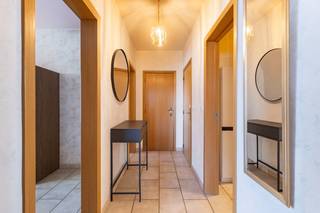 Dit ruim en energiezuinig appartement is gelegen op de derde verdieping in een gebouw met lift en bestaat uit een inkomhal, een ruime en enorm lichtrijke leefruimte dankzij grote glaspartijen, een keuken met aansluitend de berging, badkamer met dubbele wastafel en ligbad, apart toilet en twee slaapkamers. Ondergronds is er een privatekelderberging aanwezig alsook een gemeenschappelijke afgesloten fietsenberging. Overal dubbele beglazing, centrale verwarming op aardgas, conforme elektriciteit en een EPC B zijn slechts enkele troeven! Dit appartement is ideaal voor wie belang hecht aan bereikbaarheid ( oa station, openbaar vervoer, parkeergelegenheid Graanmarkt en postsite) én voor wie graag alles op wandelafstand heeft ( winkels, grote markt, scholen, Utopia,...). Potentiële verhuurwaarde +/- 875 euro per maand. Mis deze kans niet en contacteer ons via 053/423001!