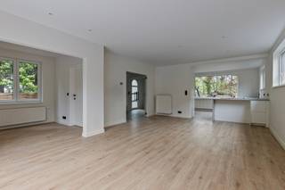 Volledig gerenoveerde woning met o.a. een bewoonbare oppervlakte van 155 m² (kelder niet meegeteld), 3 slaapkamers, ruime zuid-west gerichte tuin...