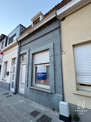Rijwoning met 3 slaapkamers te koop in Harelbeke<br /><br />Bij het binnengaan van de woning komt u terecht in de zitruimte. Aansluitend bevindt zich de eetruimte en de lichtrijke keuken. Verder op het gelijkvloers vindt u de badkamer, uitgerust met een bad, lavabo en toilet. De woning wordt verwarmd met gaskachels.<br /><br />Op de eerste verdieping zijn er twee slaapkamers aanwezig. Vanuit één van deze slaapkamers leidt een vaste trap naar de derde slaapkamer op de zolderverdieping.<br /><br />Achteraan de woning bevindt zich een terras.<br /><br />Voor meer info contacteer Amber op 0470 11 17 12