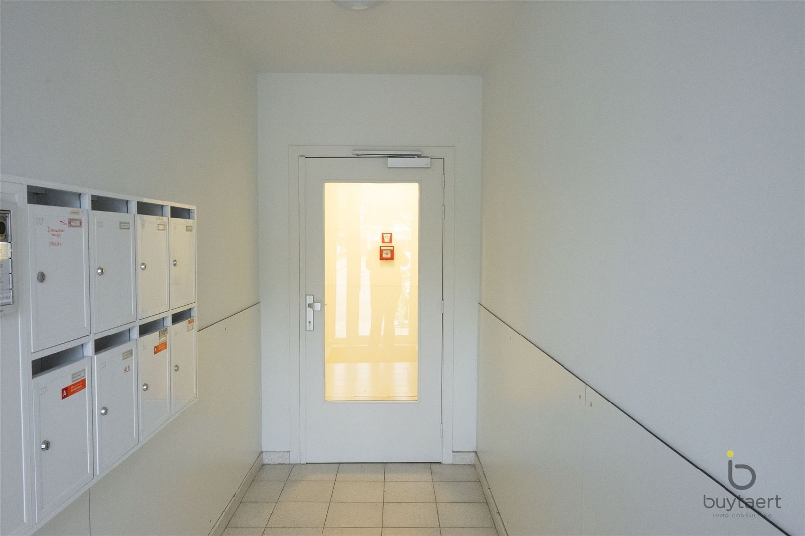 RUIME EN LICHTRIJKE PRAKTIJK IN GELIJKVLOERSAPPARTEMENT MET PRIVÉ-TUIN - foto 3