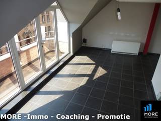 <br />Cosy, lichtrijk duplexappartement gelegen vlakbij Knokke-centrum. Het appartementje omvat een ruime lichtrijke woonkamer uitgevend op een <strong>zonneterras</strong>, een open volledig geïnstalleerde keuken, douchekamer en 1 slaapkamer op het tweede woonniveau. Een absolute topper prijs/kwaliteit. Ideaal voor single/koppel, als investeringsvastgoed of <strong><em>als pied-à-terre aan de kust.</em></strong> <u>Mogelijkheid om een garagebox en/of een tweede gelijkaardig appartement bij aan te kopen in dezelfde residentie</u>. Kom kijken en overtuig uzelf! <strong>Ideaal als singles appartementje. Vrij van huur...</strong><br /><br /><br /><br /><br /><span><strong>Tekoopstelling onder voorwaarden; Zie www.more.be, "bijlagen" en onder voorbehoud van beschikbaarheid.</strong></span>