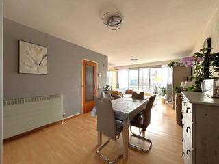 Dit gezellig lichtrijk appartement in Zwijndrecht bevindt zich op de <strong>tweede verdieping.</strong><br /><br />Via de inkomhal met vestiairekast kom je in de ruime leefruimte, waar voldoende plaats is voor een zithoek en een eethoek.<br /><br />Aansluitend op de leefruimte bevindt zich de keuken. <br /><br />Het appartement beschikt over <strong>twee slaapkamers.</strong> Vanuit de kleinste slaapkamer heb je toegang tot het oostgericht<strong> terras.</strong><br /><br />Verder is de badkamer uitgerust met een ligbad en een lavabomeubel. Daarnaast zijn er twee bergingen en een apart toilet aanwezig.<br /><br />Een <strong>ondergrondse autostaanplaats</strong> is eveneens inbegrepen.<br /><br />De gemeenschappelijke kosten bedragen € 80/maand. Dit omvat onder meer een voorschot voor het waterverbruik in het appartement, de elektriciteit van de gemeenschappelijke delen en het ledigen van de beerput.<br /><br />Het appartement is uitgerust met centrale verwarming op aardgas.<br /><br />Praktische informatie:
<ul>
	<li>Vrij vanaf 1/11/2026</li>
	<li>Gemeenschappelijke kosten per maand: €80,-</li>
	<li>Huurwaarborg: 3 maanden huur (€2.460,-)</li>
	<li>Combi ingaande + uitgaande plaatsbeschrijving: € 285,- incl. 21 % BTW (per partij)</li>
</ul>
<br />Interesse? Contacteer ons voor een bezoek via 03/775.78.79.<br /><br />Ontdek ook ons volledige aanbod op www.immoselekt.be.<br /> 