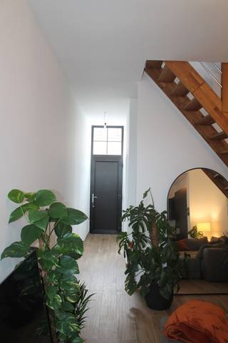Prachtig vernieuwde woning met 4 slaapkamers en stadstuin.<br /><br />Deze woning werd met veel smaak volledig vernieuwd in 2021 en afgewerkt met kwaliteitsvolle materialen.<br />Inkom, voorplaats direct naast de inkomdeur die kan dienen als fietsenberging, of extra kamer.<br />Living met open keuken met veel lichtinval.<br />Berging en apart toilet.<br />Gezellige ommuurde stadstuin met terras.<br />Op de eerste verdieping zijn er 2 slaapkamers een badkamer met inloopdouche, ligbad en lavabomeubel en een apart toilet.<br />Op de tweede verdieping zijn er 2 slaapkamers en een badkamer met inloopdouche, lavabomeubel en toilet.<br />De centrale ligging zorgt ervoor dat alle faciliteiten op wandelafstand zijn zoals winkels, scholen, ontspanningsmogelijkheden en openbaar vervoer.<br /><br />Pluspunten:<br />4 slaapkamers<br />2 badkamers<br />Volledig vernieuwd in 2021<br />Centrale ligging